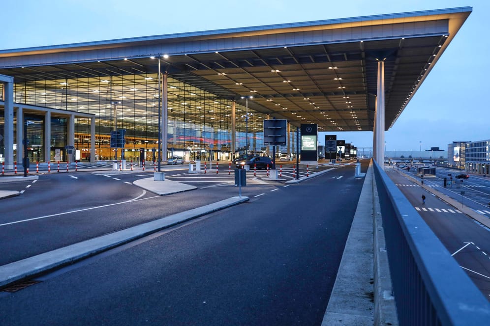 Das Hauptterminal des Flughafen BER: Der Flughafenbau hat etwa 6,5 Milliarden Euro gekostet.