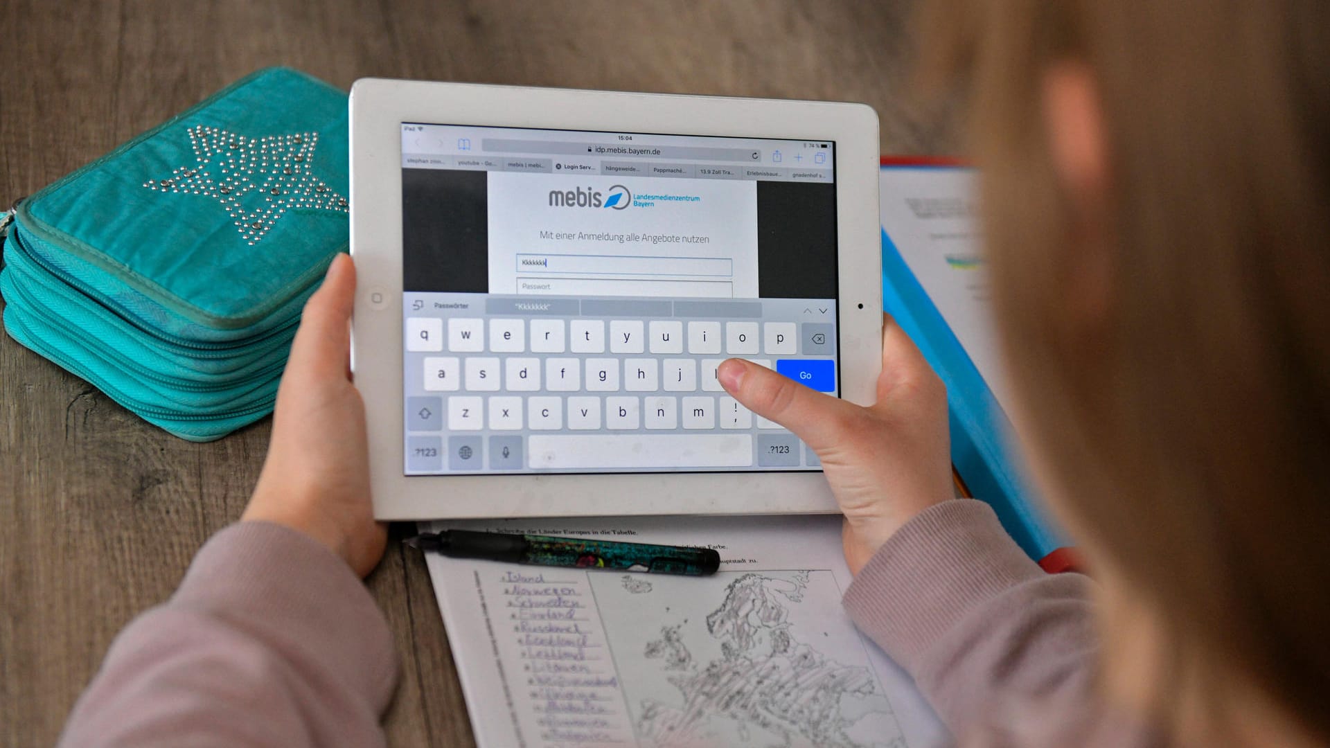 Eine Schülerin tippt etwas auf einem iPad ein (Symbolbild): In Berlin sind fast 250 solcher für das Homeschooling gedachten Geräte aus einer Schule gestohlen worden. Nun gibt es einen Verdächtigen. Eine Schülerin tippt etwas auf einem iPad ein (Symbolbild): In Berlin sind fast 250 solcher für das Homeschooling gedachten Geräte aus einer Schule gestohlen worden. Nun gibt es einen Verdächtigen.