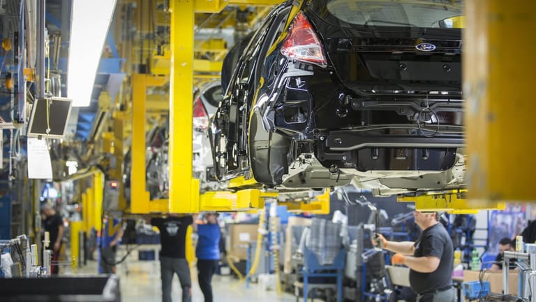 Eine Fertigungsstrecke zur Produktion des Ford Fiesta im Ford-Werk in Köln-Niehl (Archivbild): Zukünftig wird Ford seine E-Autos in Köln produzieren.
