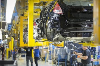 Eine Fertigungsstrecke zur Produktion des Ford Fiesta im Ford-Werk in Köln-Niehl (Archivbild): Zukünftig wird Ford seine E-Autos in Köln produzieren.