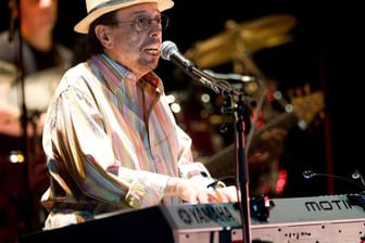 Der brasilianische Pianist und Sänger Sérgio Mendes feiert seinen 80.