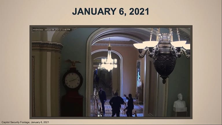 Aufnahmen aus der Präsentation der Anklage: Senator Romney (l.) kehrt um, um vor dem Mob zu flüchten.