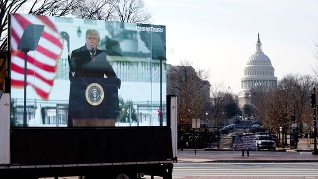Der damalige US-Präsident Trump spricht zu seinen Anhängern: Auf einem Monitor in Washington wird eine Szene vom 6. Der damalige US-Präsident Trump spricht zu seinen Anhängern: Auf einem Monitor in Washington wird eine Szene vom 6.