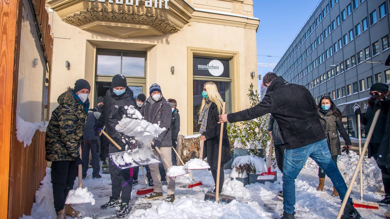 Leipzig versinkt im Schnee: Während die Mitarbeiter der Stadtreinigung bis zur Erschöpfung schuften, sind Betreiber von Kneipen und Restaurants lockdownbedingt zum Nichtstun verdammt.