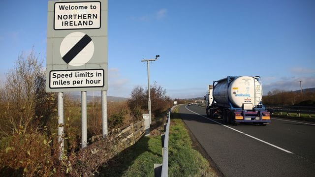 "Willkommen in Nordirland": Ein Straßenschild an der Grenze zwischen Nordirland und der Republik Irland. "Willkommen in Nordirland": Ein Straßenschild an der Grenze zwischen Nordirland und der Republik Irland.