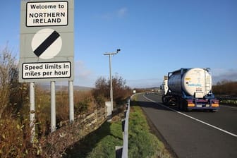 "Willkommen in Nordirland": Ein Straßenschild an der Grenze zwischen Nordirland und der Republik Irland.