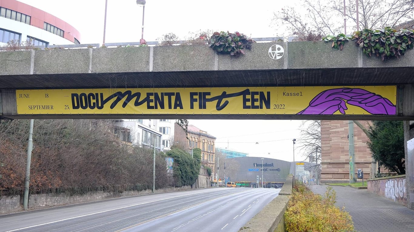 Ein Schild weist auf die "documenta" 2022 in Kassel hin (Symbolbild): Hier wollte der Künstler Milan Kubat sein Werk "Zaun" ausstellen, das das Frankfurter Ordnungsamt für Sperrmüll hielt.