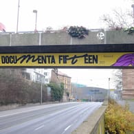 Ein Schild weist auf die "documenta" 2022 in Kassel hin (Symbolbild): Hier wollte der Künstler Milan Kubat sein Werk "Zaun" ausstellen, das das Frankfurter Ordnungsamt für Sperrmüll hielt.