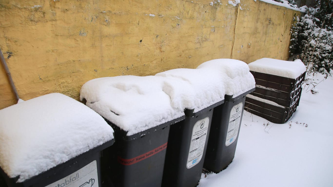 Mit Schnee bedeckte Mülltonnen (Symbolbild): Bis Sonntag kann der Abfall in Bielefeld nicht abgeholt werden.