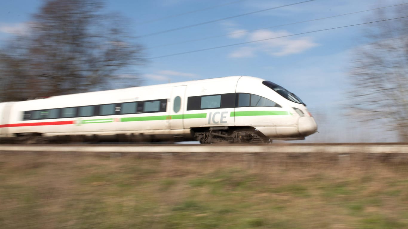 Ein ICE der Deutschen Bahn: Ein Anschlag auf eine ICE-Strecke bei Schweinfurt Anfang Januar geht vermutlich auf das Konto von Gegnern der Corona-Einschränkungen (Symbolbild).