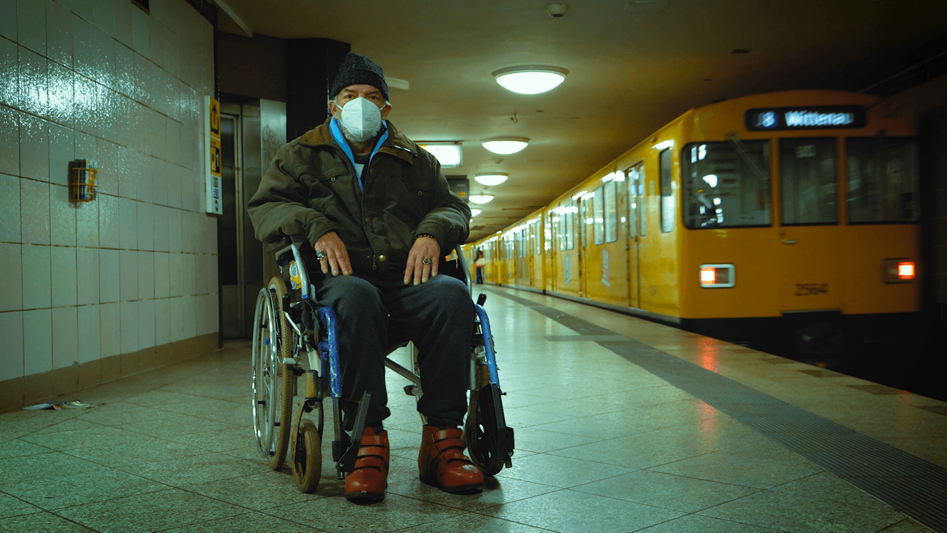 Eine obdachlose Person sitzt in einem Rollstuhl: Menschen von der Straße klären andere obdachlose Personen über Corona auf.