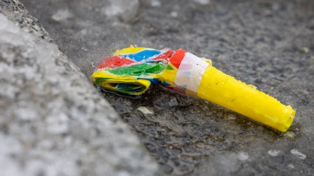 Eine Tröte am Straßenrand - der Karneval fällt dieses Jahr aus.