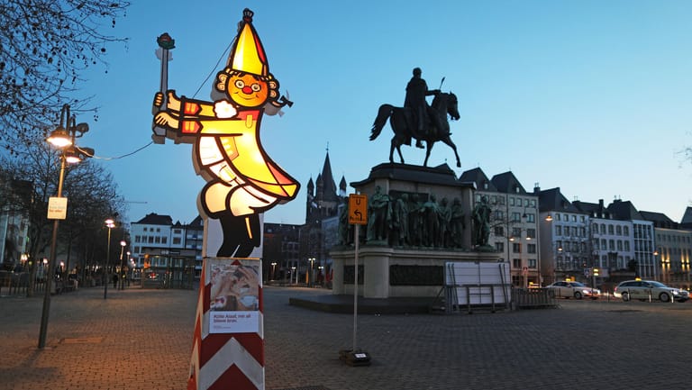 Eine beleuchtete Figur des Festkomitees Kölner Karneval steht an der Wegstrecke des abgesagten Rosenmontagsumzugs: Der Karneval fällt diesmal wegen Corona weitgehend aus.