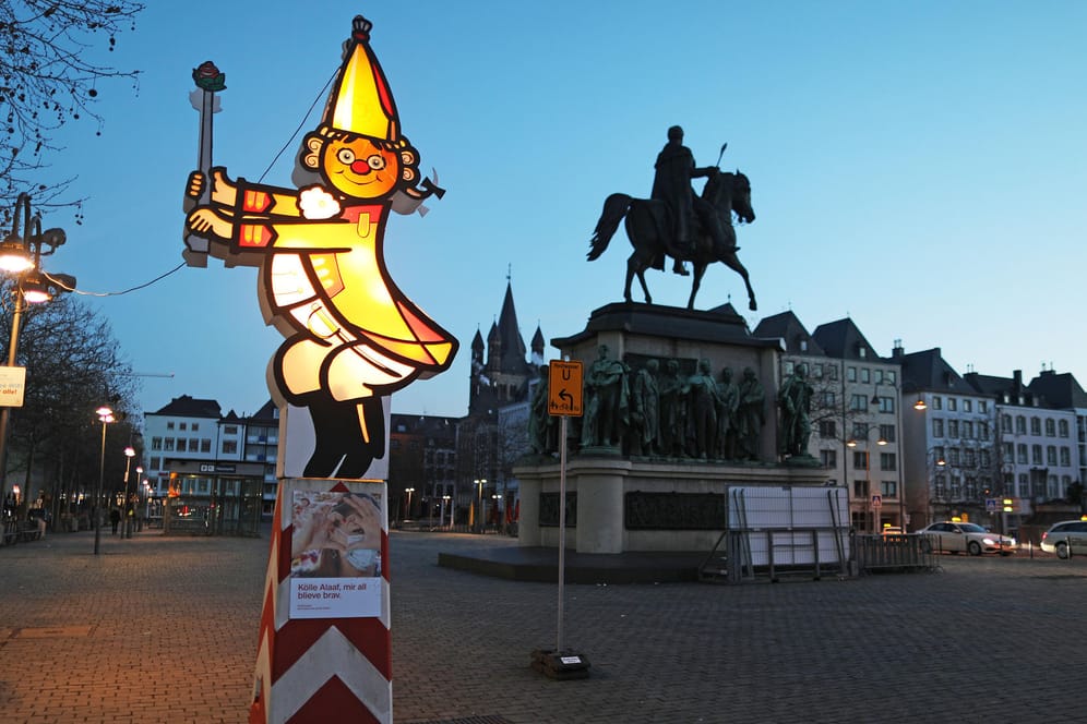 Eine beleuchtete Figur des Festkomitees Kölner Karneval steht an der Wegstrecke des abgesagten Rosenmontagsumzugs: Der Karneval fällt diesmal wegen Corona weitgehend aus.