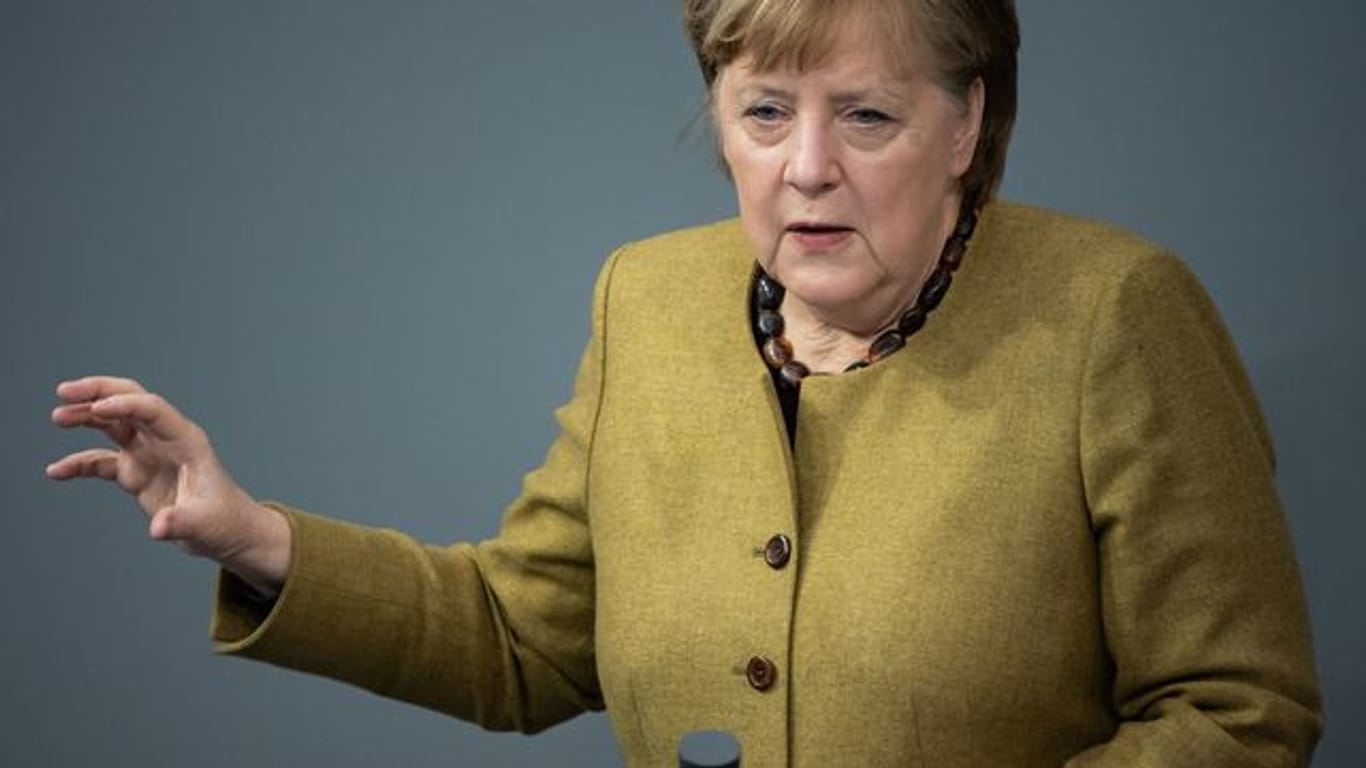 Bundeskanzlerin Angela Merkel nimmt im Bundestag Stellung zu den Ergebnissen der Bund-Länder-Runde.