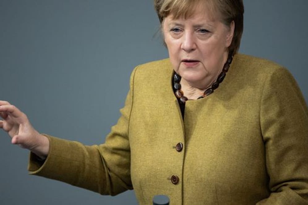 Bundeskanzlerin Angela Merkel nimmt im Bundestag Stellung zu den Ergebnissen der Bund-Länder-Runde.