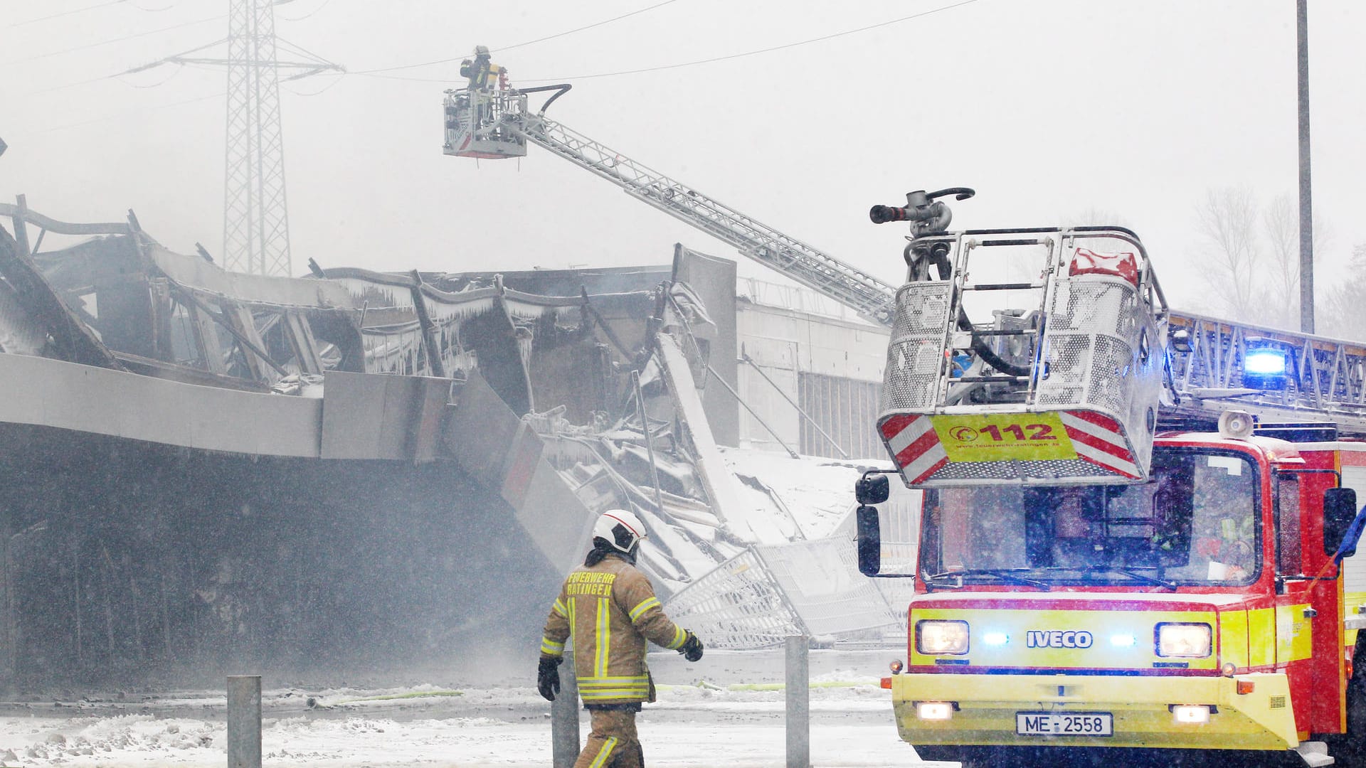 Einsatzkräfte der Feuerwehr bei den Löscharbeiten von einem Brand in einem leerstehenden Supermarkt: Das etwa 150 mal 100 Meter große Gebäude hatte in der Nacht auf Montag zu brennen begonnen. Einsatzkräfte der Feuerwehr bei den Löscharbeiten von einem Brand in einem leerstehenden Supermarkt: Das etwa 150 mal 100 Meter große Gebäude hatte in der Nacht auf Montag zu brennen begonnen.