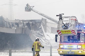 Einsatzkräfte der Feuerwehr bei den Löscharbeiten von einem Brand in einem leerstehenden Supermarkt: Das etwa 150 mal 100 Meter große Gebäude hatte in der Nacht auf Montag zu brennen begonnen.