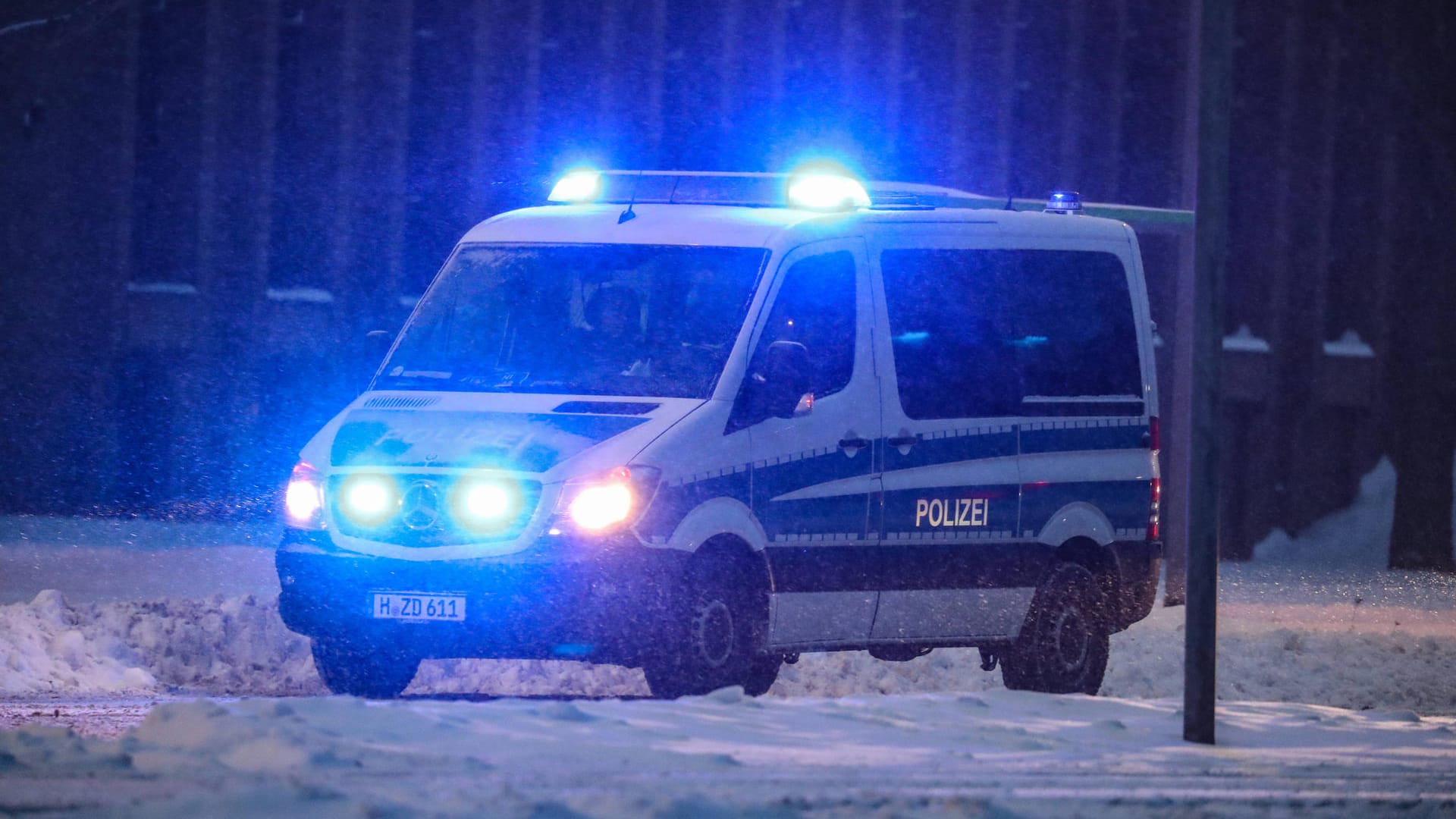 Ein Polizeiwagen (Symbolbild): Die Frau musste an einem Tag zweimal von der Polizei in Gewahrsam genommen werden.