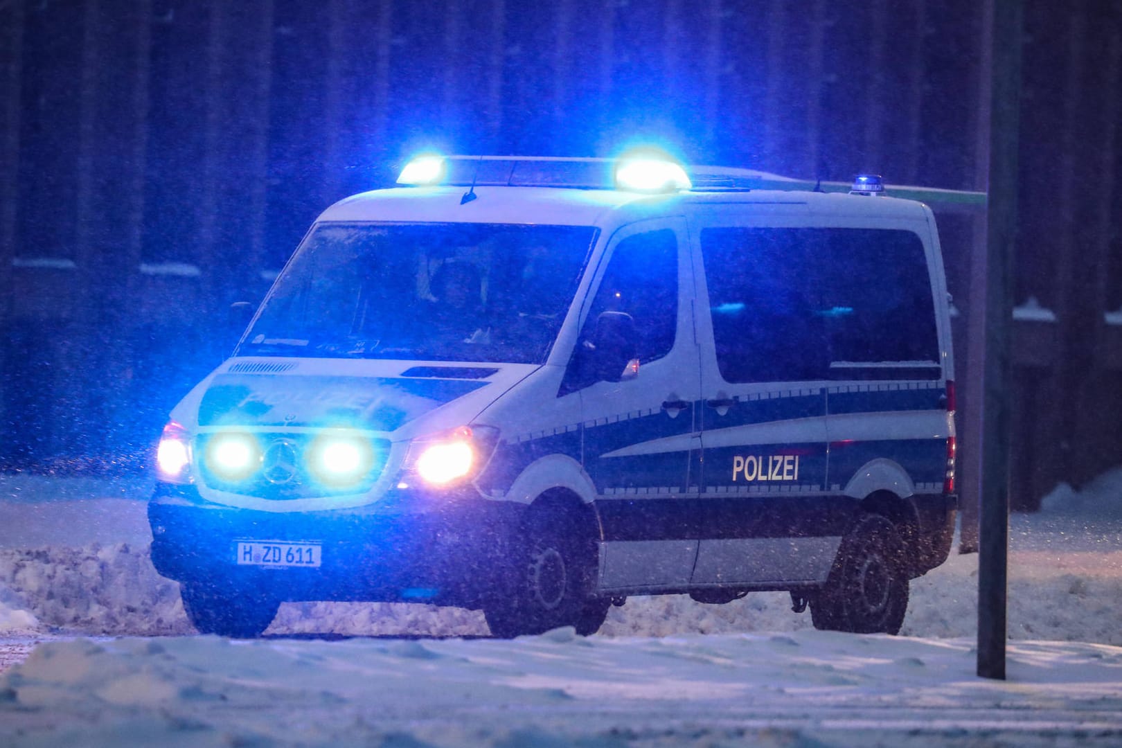 Ein Polizeiwagen (Symbolbild): Die Frau musste an einem Tag zweimal von der Polizei in Gewahrsam genommen werden.