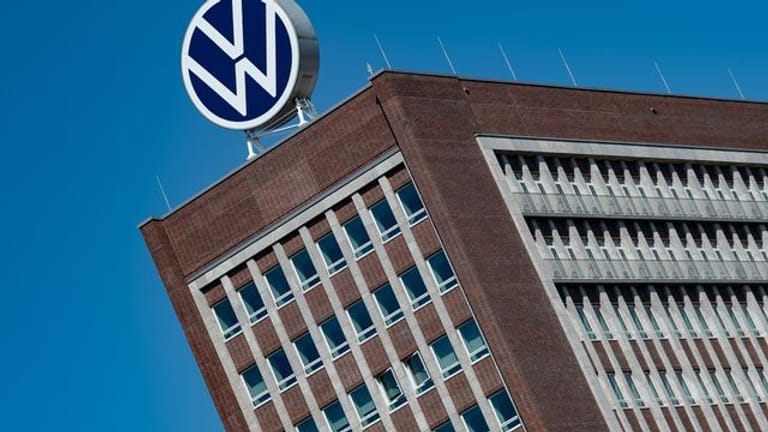 Das Logo von Volkswagen auf dem Dach des Markenhochhauses auf dem Werksgelände.