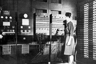 Zwei Frauen stehen am ENIAC-Computer, der an der Universität von Pennsylvania entwickelt wurde.
