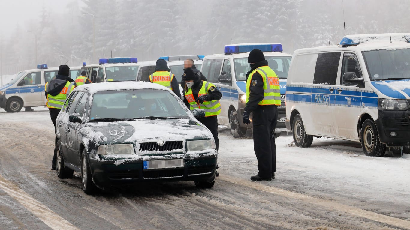 Grenzkontrolle in Reitzenhain an der Grenze zu Tschechien: Trotz strengem Winter und Nebel werden die Grenzkontrollen im Rahmen der Corona-Einreisebestimmungen durchgeführt. Nun sollen noch Verschärfungen hinzu kommen.