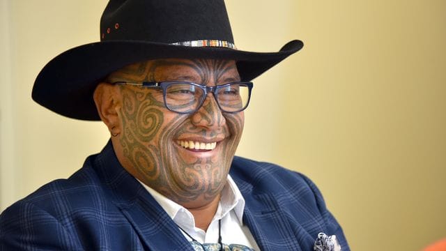 Der Co-Vorsitzende der Maori-Partei, Rawiri Waititi, bezeichnet Krawatten als "koloniale Schlinge". Der Co-Vorsitzende der Maori-Partei, Rawiri Waititi, bezeichnet Krawatten als "koloniale Schlinge".