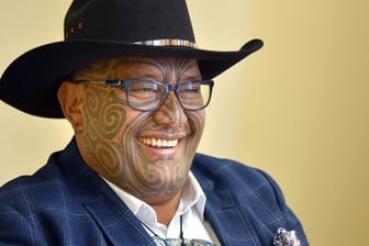 Der Co-Vorsitzende der Maori-Partei, Rawiri Waititi, bezeichnet Krawatten als "koloniale Schlinge".