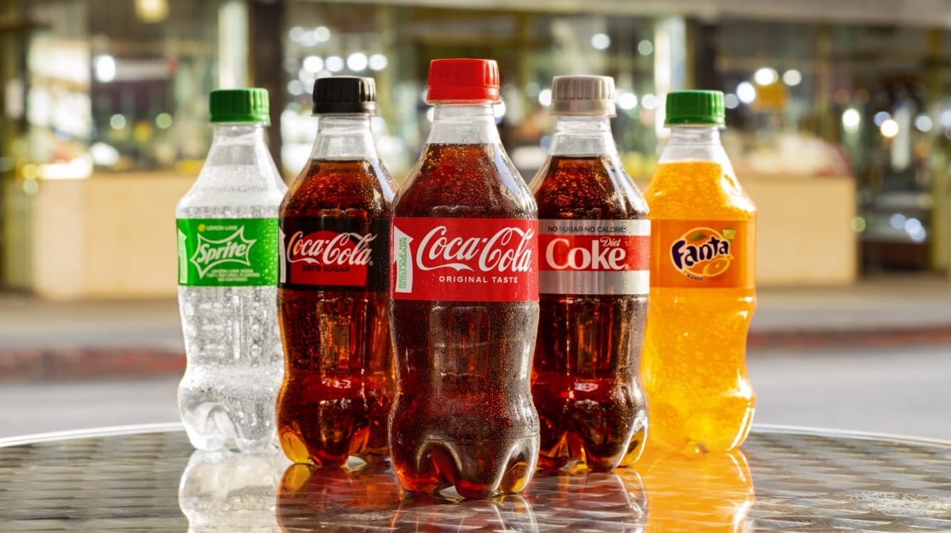 Neue Flaschen für Coca-Cola: Kritiker werfen dem Konzern immer wieder rücksichtslose Umweltverschmutzung vor. Viele Kunden haben davon offenbar die Nase voll.
