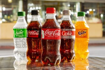 Neue Flaschen für Coca-Cola: Kritiker werfen dem Konzern immer wieder rücksichtslose Umweltverschmutzung vor. Viele Kunden haben davon offenbar die Nase voll.
