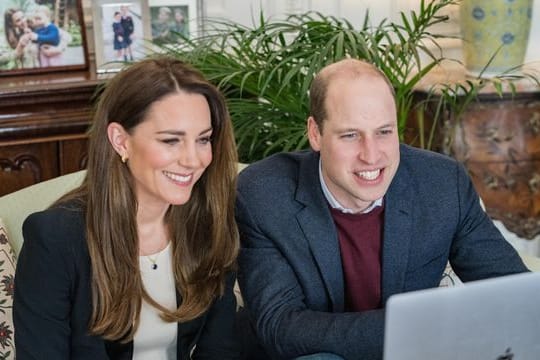 Prinz William, Herzog von Cambridge, und Kate, Herzogin von Cambridge, sprechen per Videoanruf mit Krankenpflegeschülern.