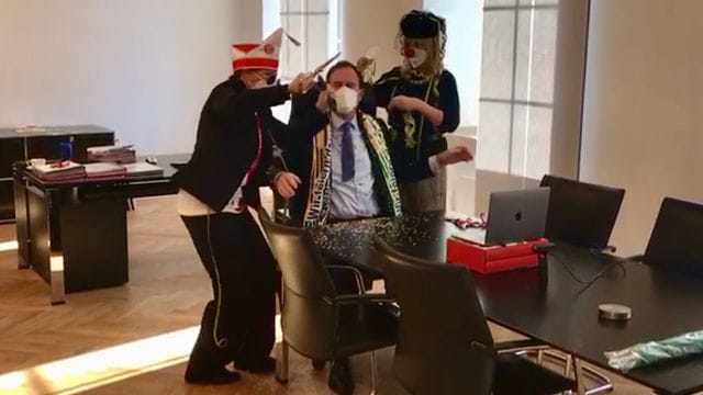 Zwei verkleidete Mitarbeiterinnen stürmen eine Live-Schalte des Düsseldorfer OBs Stephan Keller: Zu Altweiber schnitten sie dem CDU-Politiker vor laufender Kamera seine Krawatte ab. Zwei verkleidete Mitarbeiterinnen stürmen eine Live-Schalte des Düsseldorfer OBs Stephan Keller: Zu Altweiber schnitten sie dem CDU-Politiker vor laufender Kamera seine Krawatte ab.