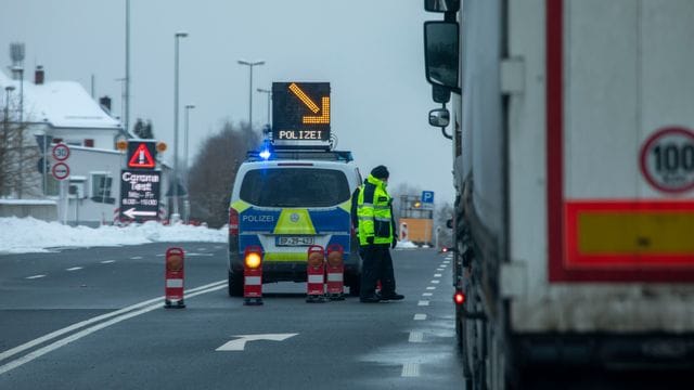Die Bundespolizei kontrolliert am deutsch-tschechischen Grenzübergang im bayerischen Schirnding. Die Bundespolizei kontrolliert am deutsch-tschechischen Grenzübergang im bayerischen Schirnding.