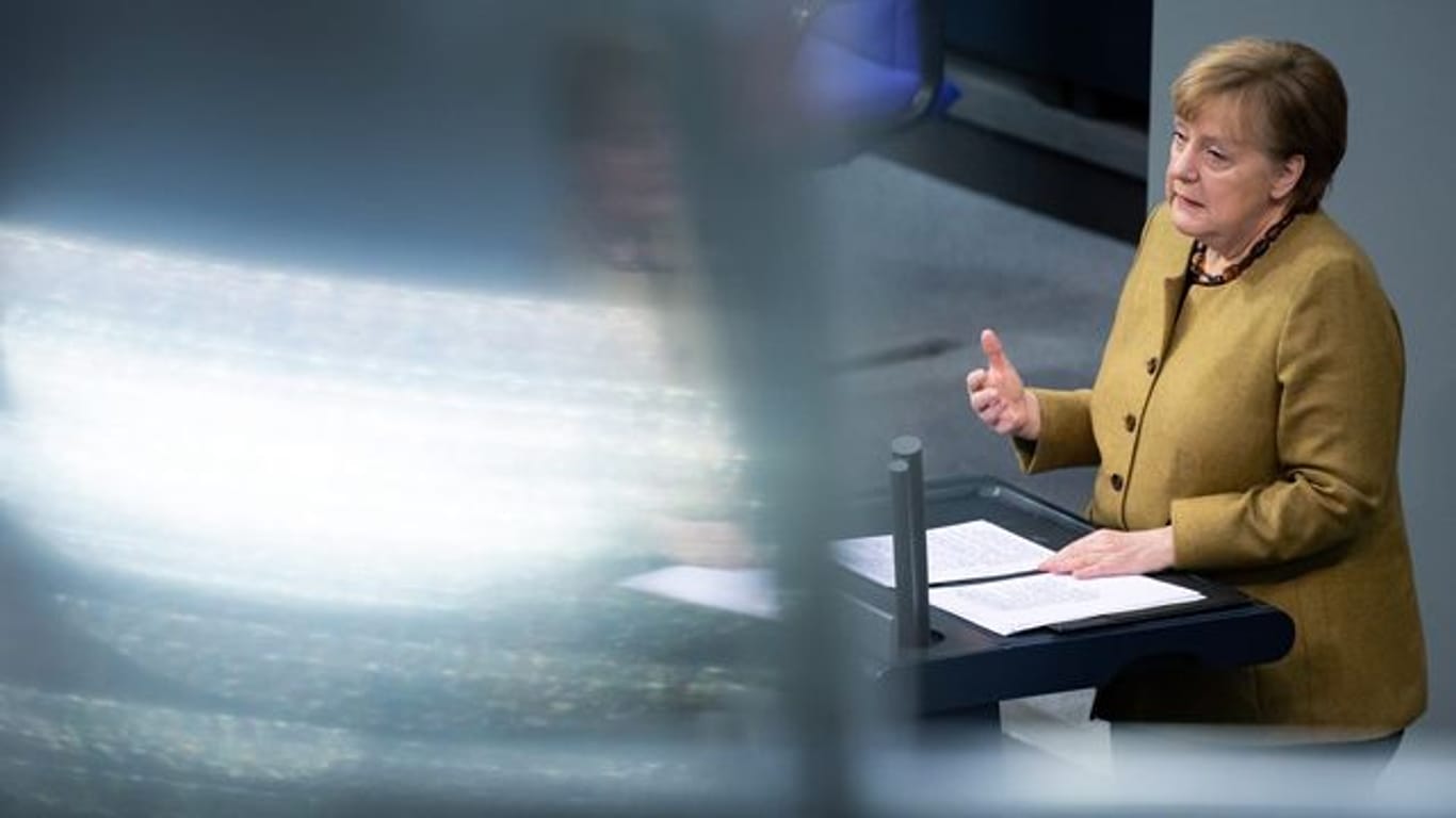 Auch im TV Thema: Kanzlerin Angela Merkel (CDU) hält eine Regierungserklärung zu den Ergebnissen der Bund-Länder-Runde.