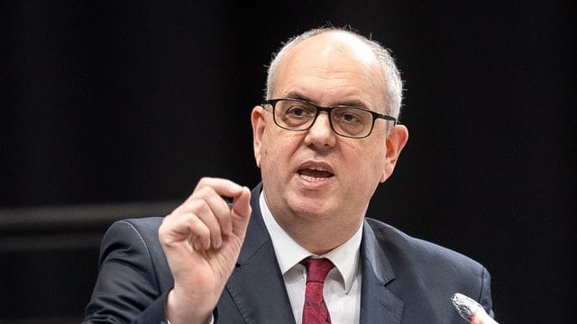 Bremens Bürgermeister Andreas Bovenschulte (SPD) kritisiert Bayern-Vorstand Karl-Heinz Rummenigge. Bremens Bürgermeister Andreas Bovenschulte (SPD) kritisiert Bayern-Vorstand Karl-Heinz Rummenigge.