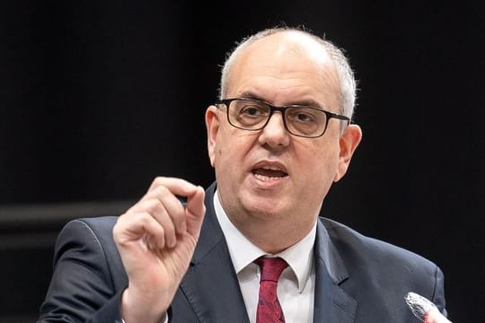 Bremens Bürgermeister Andreas Bovenschulte (SPD) kritisiert Bayern-Vorstand Karl-Heinz Rummenigge.