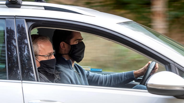 Zwei Männer tragen eine Maske im Auto: In Sachsen soll diese Corona-Maßnahme ab 15. Februar gelten.