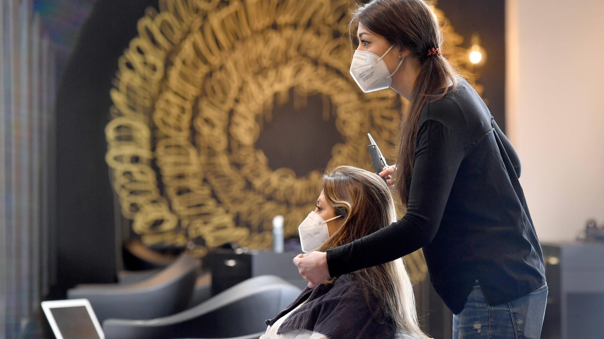 Friseure dürfen ab dem 1. März wieder öffnen – allerdings sei dies "infektiologisch gesehen nicht gut", so der Virologe Weber. Friseure dürfen ab dem 1. März wieder öffnen – allerdings sei dies "infektiologisch gesehen nicht gut", so der Virologe Weber.