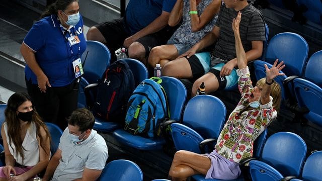 Die verhaltensauffällige Zuschauerin konnte Rafael Nadal nicht aus der Ruhe bringen. Die verhaltensauffällige Zuschauerin konnte Rafael Nadal nicht aus der Ruhe bringen.