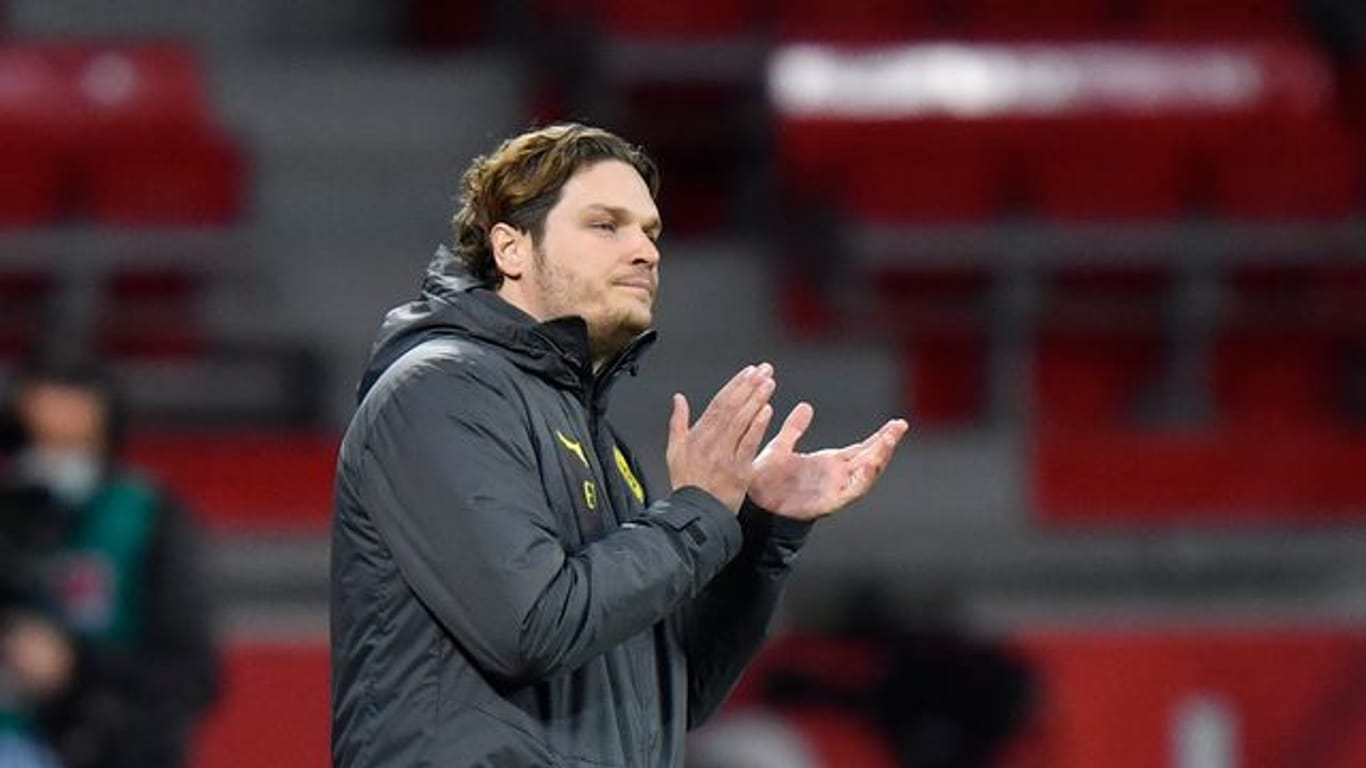 Erwartet von den Führunssspielern mehr Einsatz: Dortmunds Trainer Edin Terzic feuert seine Mannschaft an.