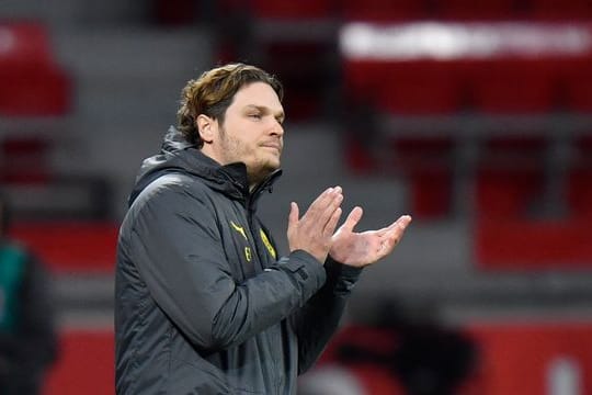 Erwartet von den Führunssspielern mehr Einsatz: Dortmunds Trainer Edin Terzic feuert seine Mannschaft an.