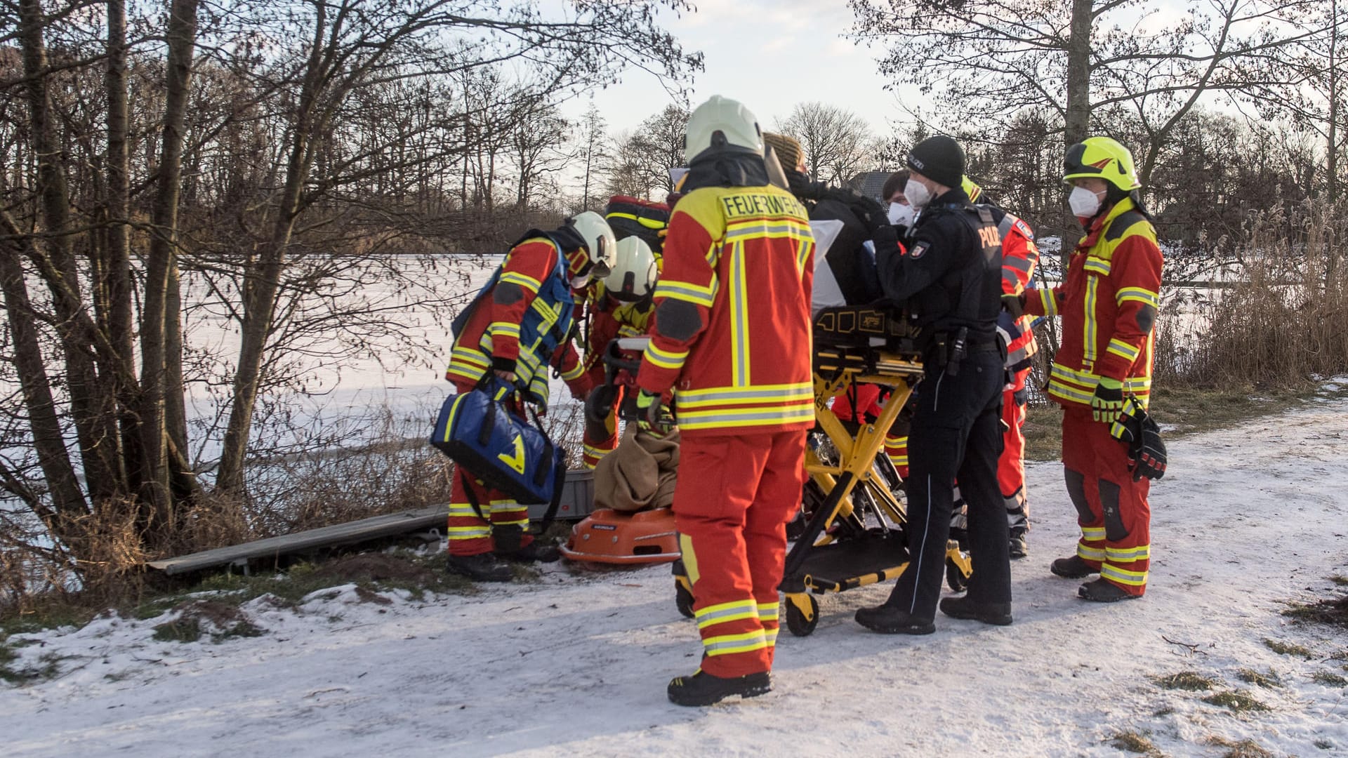 Bollingstedt in Schleswig-Holstein: Nach der Rettungsaktion erlitt der Mann einen Herzinfarkt und musste wiederbelebt werden.