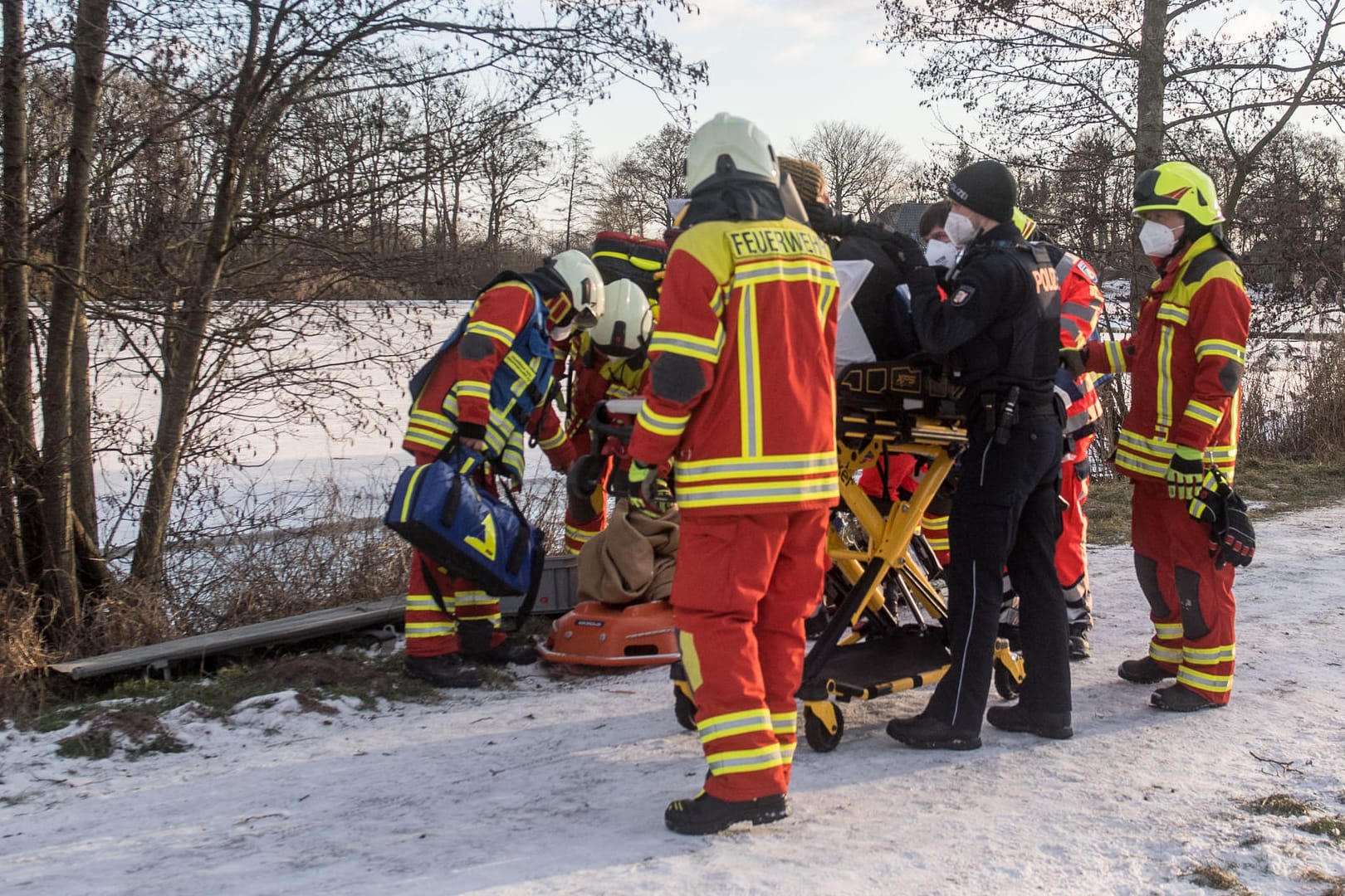 Bollingstedt in Schleswig-Holstein: Nach der Rettungsaktion erlitt der Mann einen Herzinfarkt und musste wiederbelebt werden.