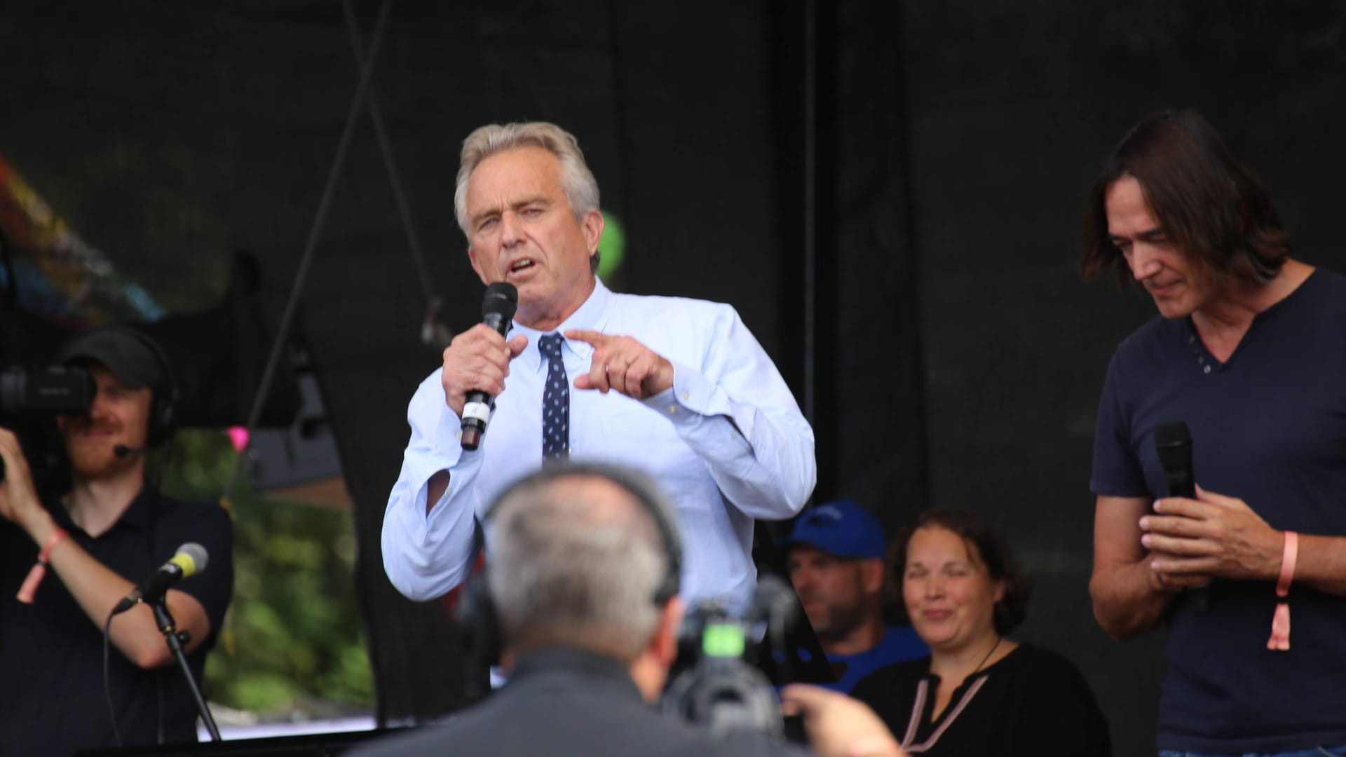 Robert F. Kennedy Junior spricht auf einer Großdemo in Berlin: Der Neffe des ermordeten Präsidenten ist bei Impfgegnern ein gern gesehener Redner.