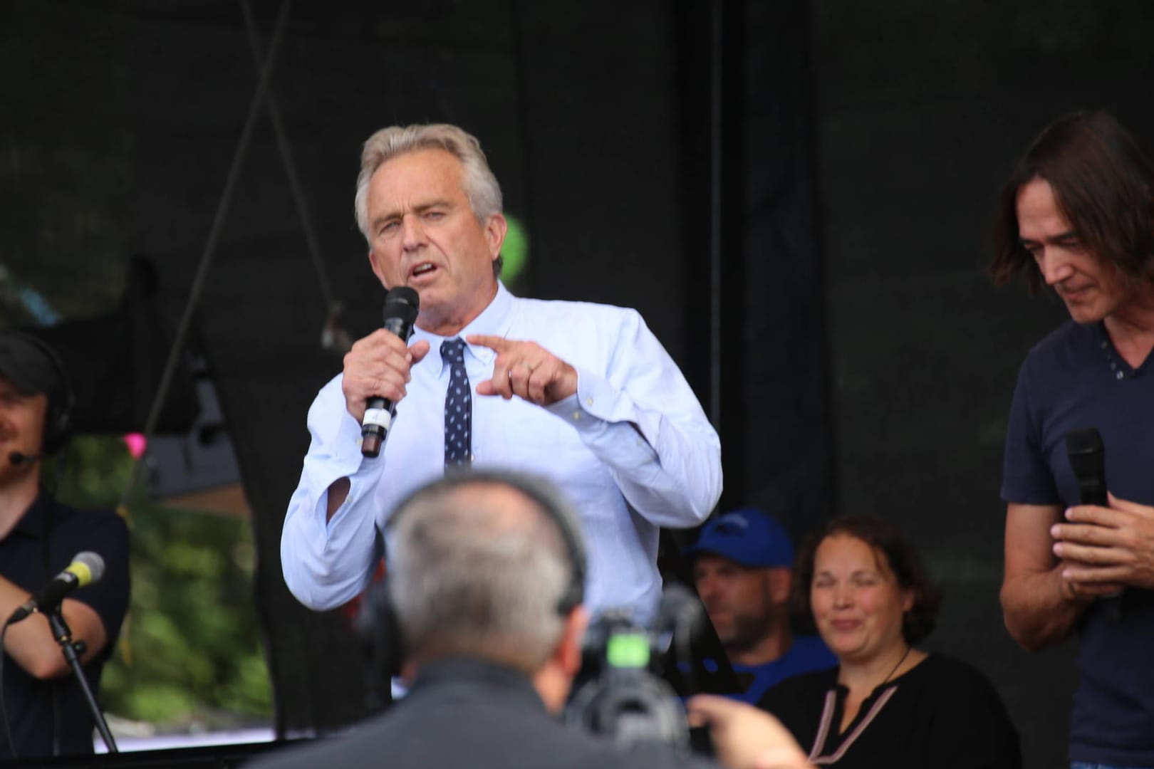 Robert F. Kennedy Junior spricht auf einer Großdemo in Berlin: Der Neffe des ermordeten Präsidenten ist bei Impfgegnern ein gern gesehener Redner.