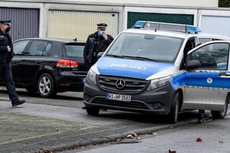 Polizei in direkter Nähe des Wohnhauses von Hans-Gerd R.: Monate nach dem Anschlag ging er gegen die Entnahme seiner Blutprobe vor.