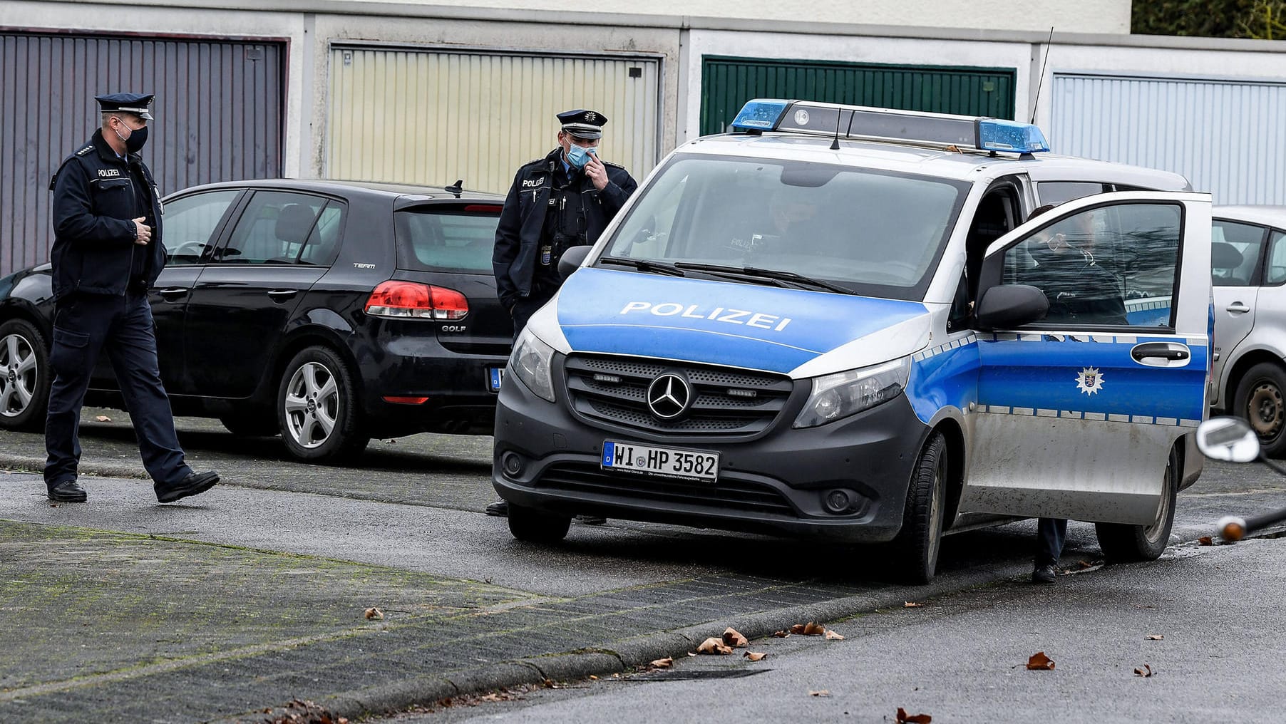 Polizei in direkter Nähe des Wohnhauses von Hans-Gerd R.: Monate nach dem Anschlag ging er gegen die Entnahme seiner Blutprobe vor.