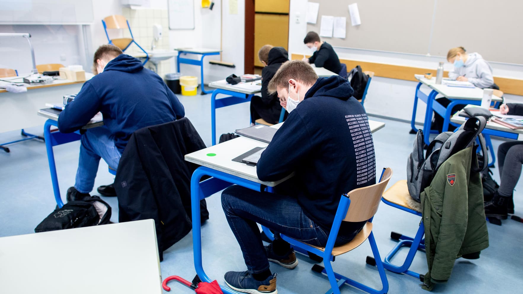 Schüler mit Masken in Niedersachsen: Viele Klassen und Kurse werden wegen Corona geteilt.