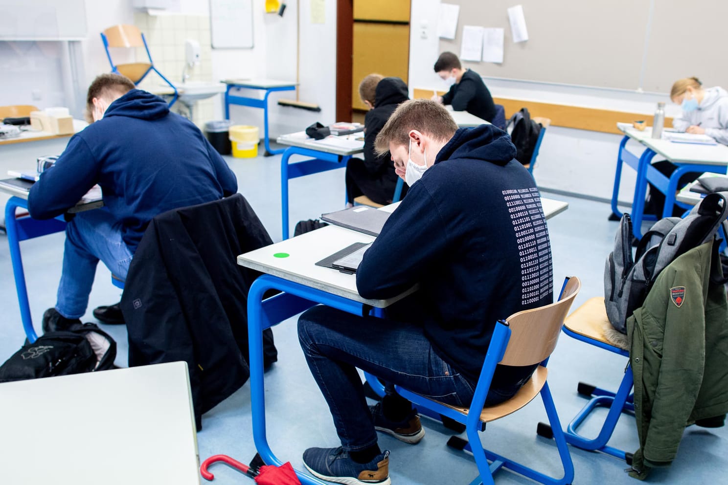 Schüler mit Masken in Niedersachsen: Viele Klassen und Kurse werden wegen Corona geteilt.